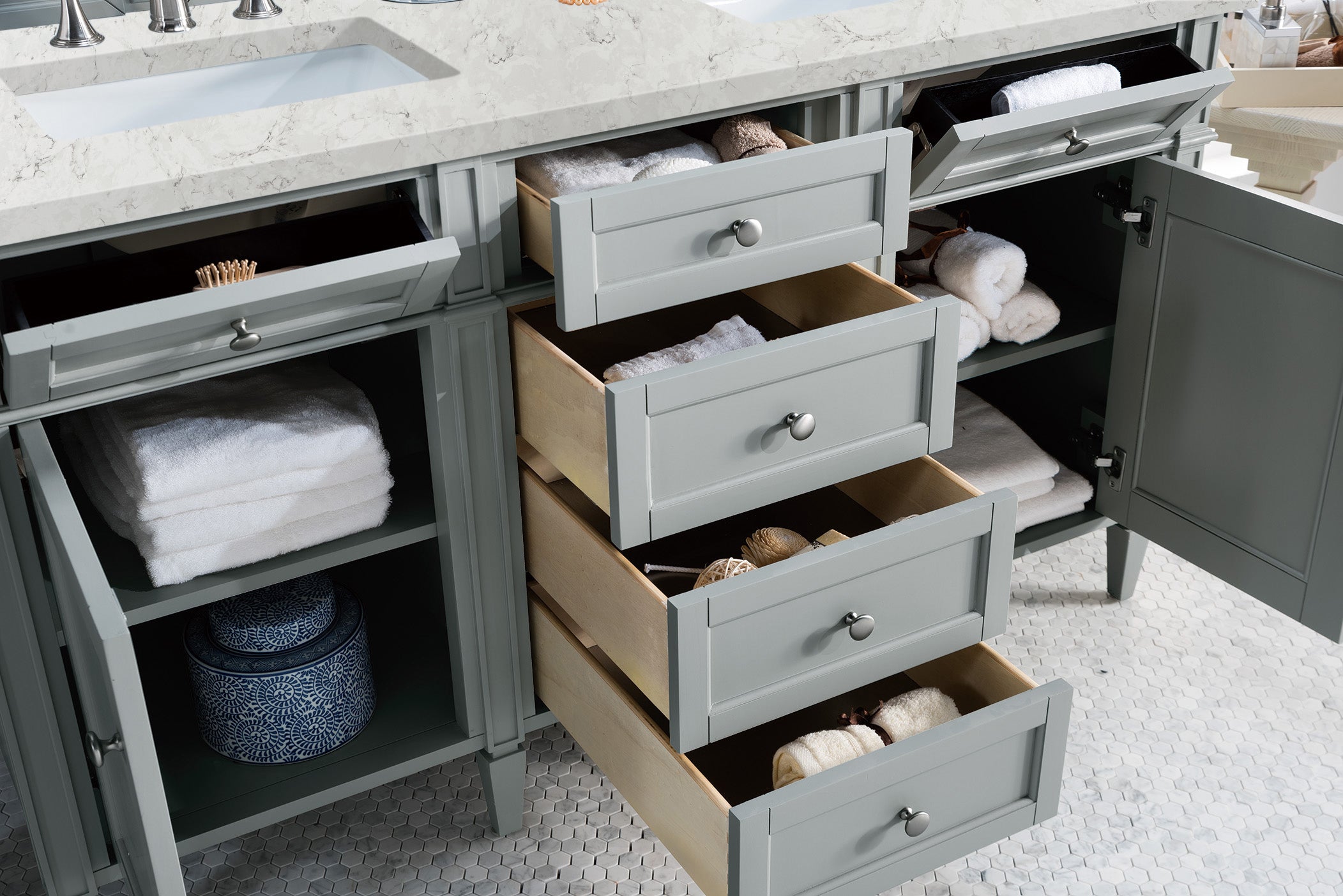 Urban Gray / Eternal Jasmine Pearl - 3 Faucet Holes
