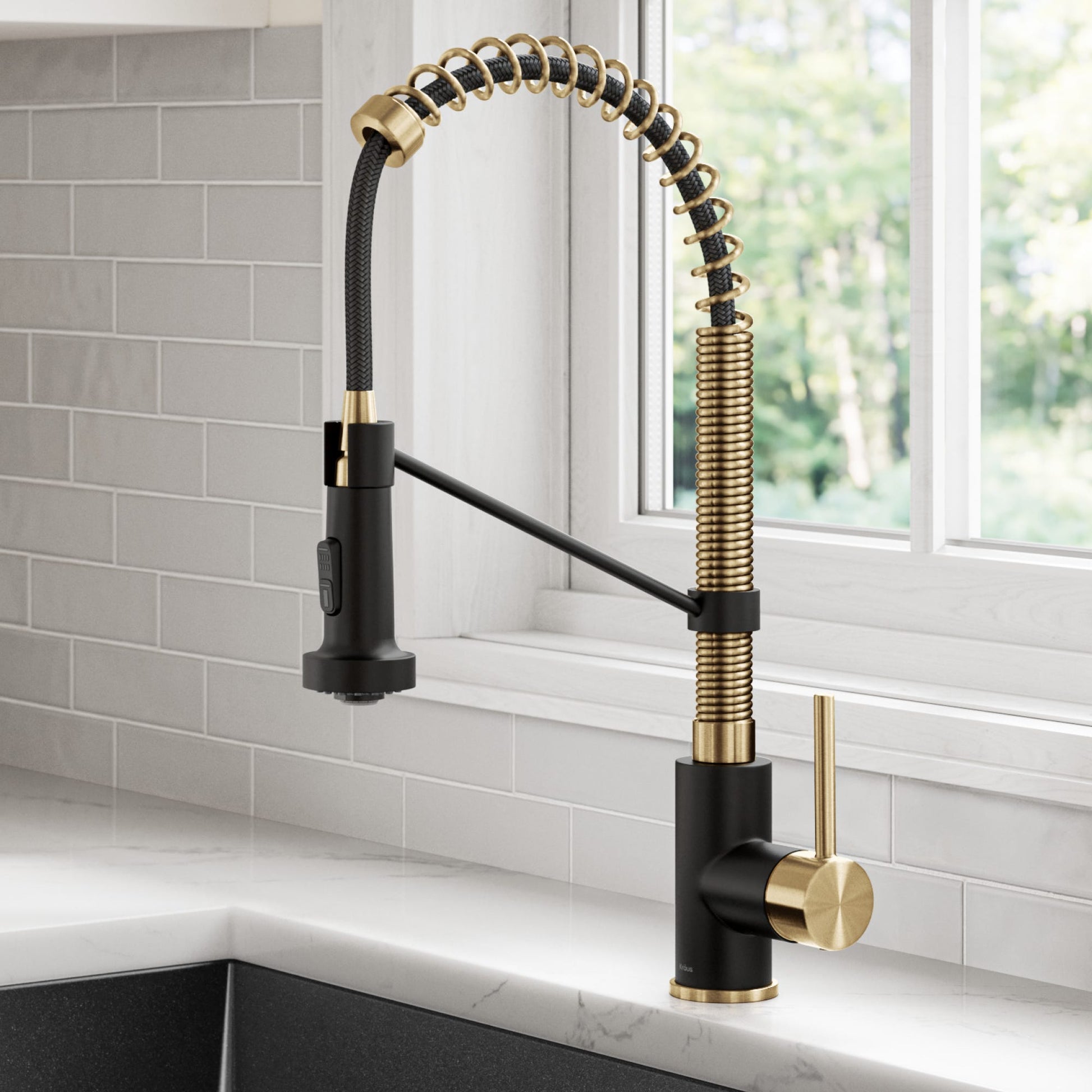 Brushed Brass / Matte Black / Pull Down