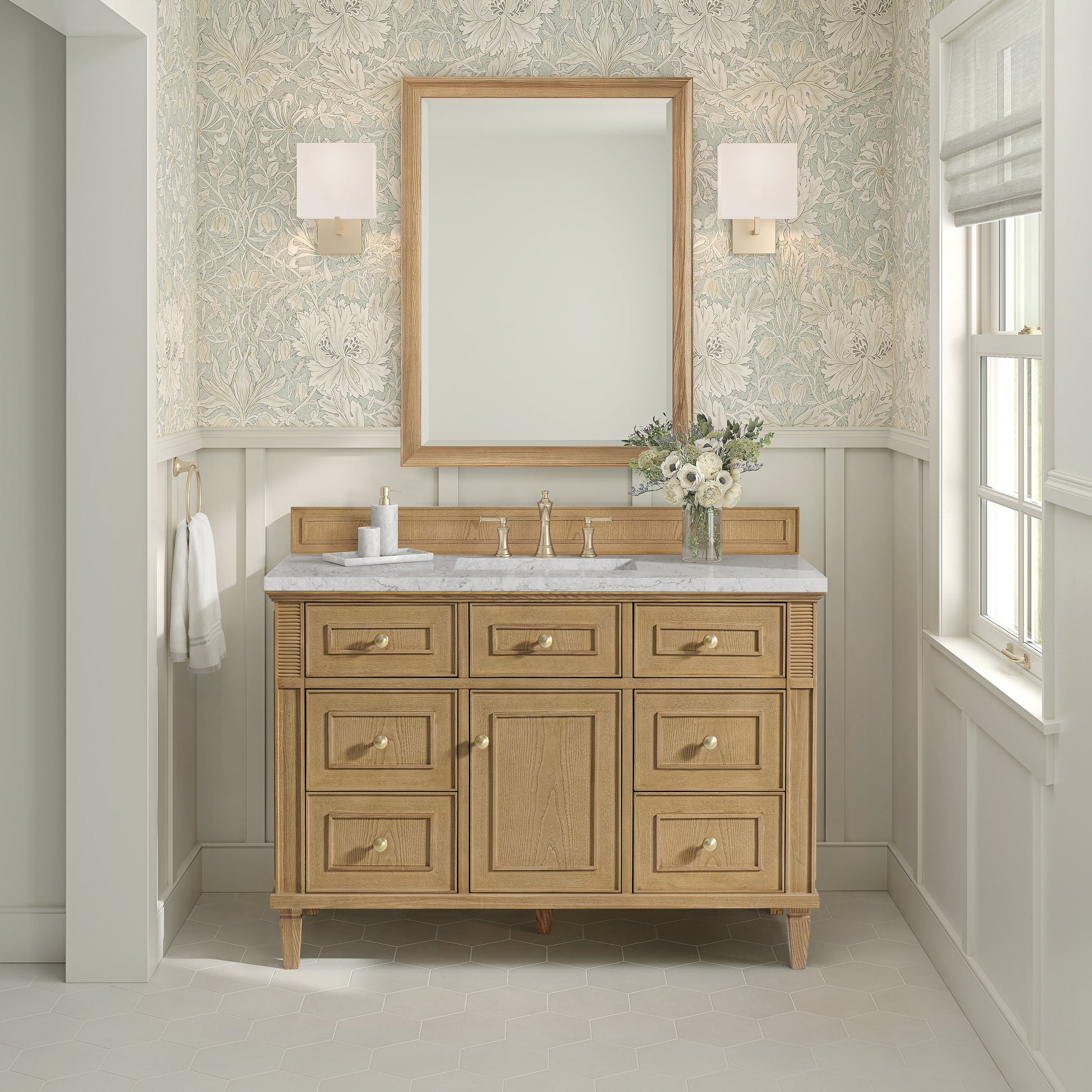 Light Natural Oak / Eternal Jasmine Pearl - 3 Faucet Holes